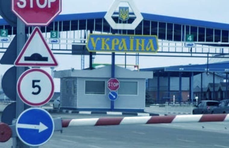 Ucraina închide granițele