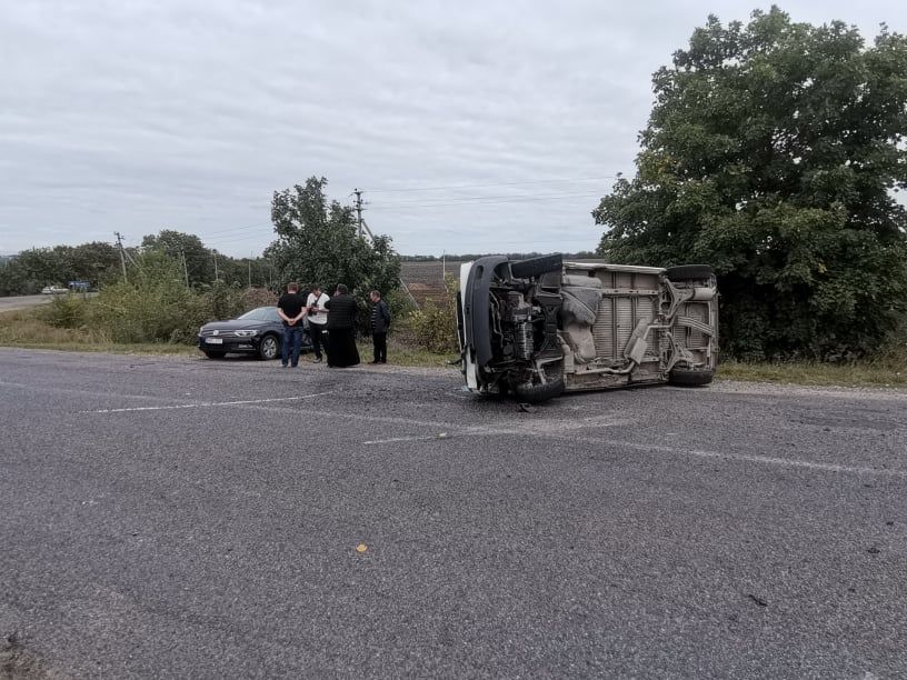 Accident grav la Drochia: Un automobil s-a răsturnat în apropierea satului Miciurin [FOTO]